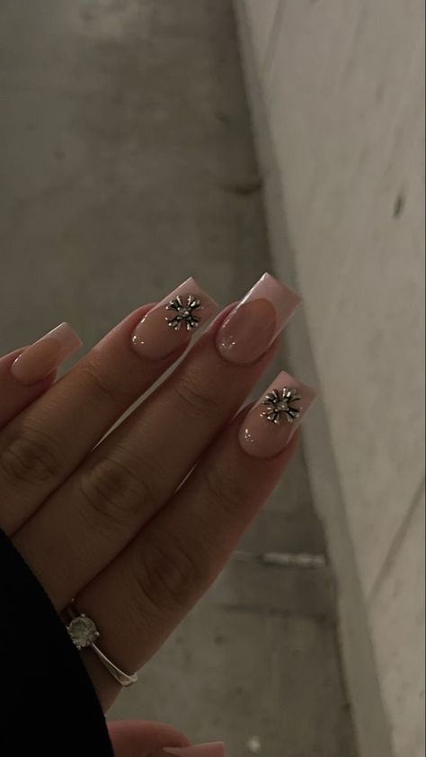 Chrome Heart French Tip Nails, Server Nails, Extra Short Nails Ideas, Tapper Square Acrylic Nails, Medium Short Acrylic Nails, 2000s Nails Trends, Medium Length French Tip Nails, Latina Acrylic Nails Short, Square Nails Ideas Medium