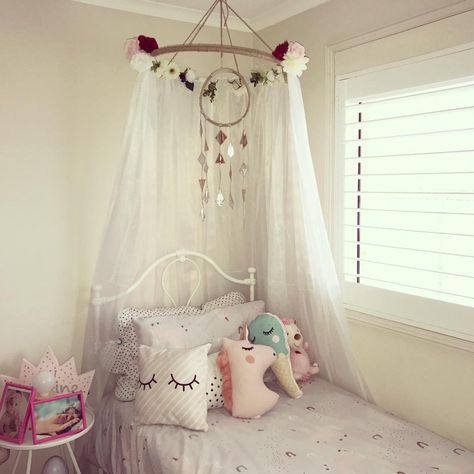 12 of the best-ever Kmart hacks for kids. DIY hoola hoop canopy Kmart hack, make your own affordable and stylish canopy for your kids room #kmarthack Kmart Hack, Canopy Diy, Girls Canopy, Girls Bed Canopy, Poster Beds, Kmart Hacks, Canopy Bed Diy, Hacks For Kids, Bedroom On A Budget