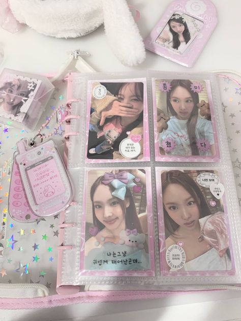 pink photocard binder kpop twice nayeon pink sticker keychain deco inspo Kpop Pc Packaging, Twice Kpop Aesthetic, Pc Binder Deco, Photocard Binder Deco, Photocard Binder Aesthetic, Photo Card Aesthetic, Kpop Pc Binder, K-pop Room, Kpop Binder Deco