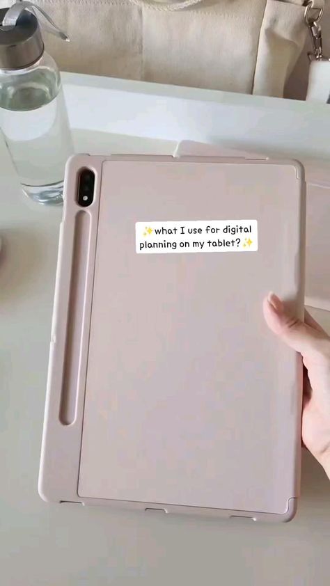 I use my Samsung Galaxy Tab S7 to plan my day, week, and month. I use the Samsung Notes app to create to-do lists, track my goals, and keep track of my appointments. I also use the Google Calendar app to sync my plans with my phone and computer. Here's a look at how I use my Tab S7 to stay organized and Samsung Hacks, Tablet Organizer, Samsung Notes, Ipad Essentials, Samsung Galaxy Tablet, Tablet Samsung, Study Apps, Ipad Hacks, Ipad Tutorials