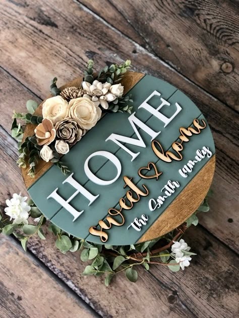 Welcome Sign Front Door, Home Front Door, Welcome Signs Front Door, April Crafts, Welcome Door Hanger, Round Door Hanger, Door Signs Diy, Front Door Sign, Projets Cricut