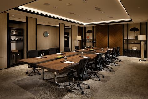 bond | Shangri-La Hotel Shingapore Function Room - 2017 / Singapore Contemporary Meeting Table, Luxury Meeting Room Design, Conference Room Design Luxury, Boardroom Design, Large Conference Room, Board Room Design, Meeting Room Hotel, Meeting Room Design Office, Conference Table Design