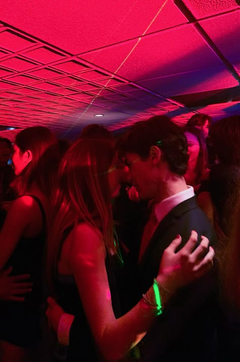 Boyfriend Party Ideas, Party With Boyfriend, Prom Photo Poses, High School Couples, Couples Dancing, Couple Prom, Hoco Pics, Teenage Romance, Open Relationship