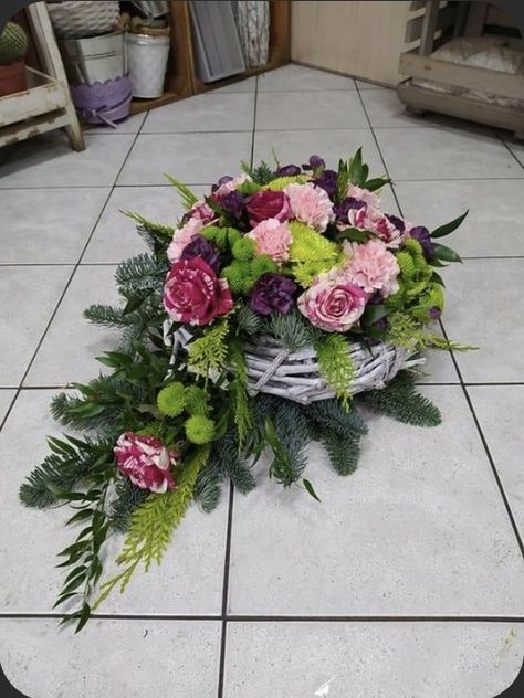 Budget Friendly Wedding Centerpieces, Christmas Ball Ornaments Diy, Fresh Flower Arrangement, Dekoratívne Vence, Large Flower Arrangements, Garden Workshops, All Souls Day, Church Flower Arrangements, Flower Room