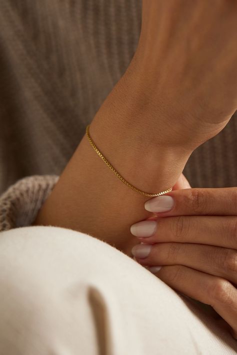 Golden Jewelry Bracelets, Simplistic Jewelry, Gold Jewelry Prom, Delicate Gold Bracelet, Gold Arm Band, Golden Bracelet, Jewellery Photography Inspiration, Gold Schmuck, Gold Bracelet Simple