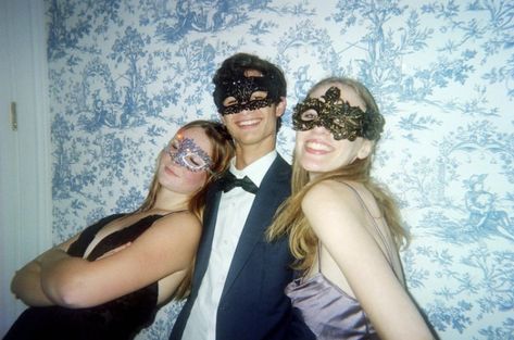 Masked Party Aesthetic, Masked Party Ideas, Old Money Friend Group, Mascared Party Aesthetic, Mask Party Aesthetic, Old Money Halloween Costume, Old Money Party Dress, Happy Friend Group, Old Money Party Theme