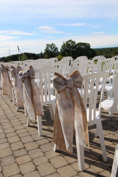 5 formas de decorar sillas de plástico para la boda Decorate Plastic Chairs For Wedding, Plastic Wedding Chairs, How To Set Up Wedding Ceremony Chairs, Plastic Chairs Wedding, Beach Wedding Chairs, Filipiniana Wedding Theme, Wedding Chair Sashes, Comfy Living Room Furniture, Diy Wedding Reception