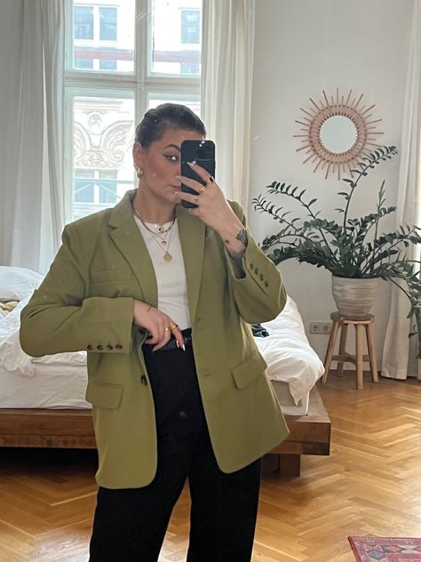 Green Crop Blazer Outfit, Green Blazer Work Outfit, How To Style A Green Blazer, Olive Blazer Outfits For Women, Green Suit Outfit For Women, Olive Green Suit For Women, Green Leather Blazer Outfit, Dark Green Blazer Outfit For Women, Green Linen Blazer Outfit