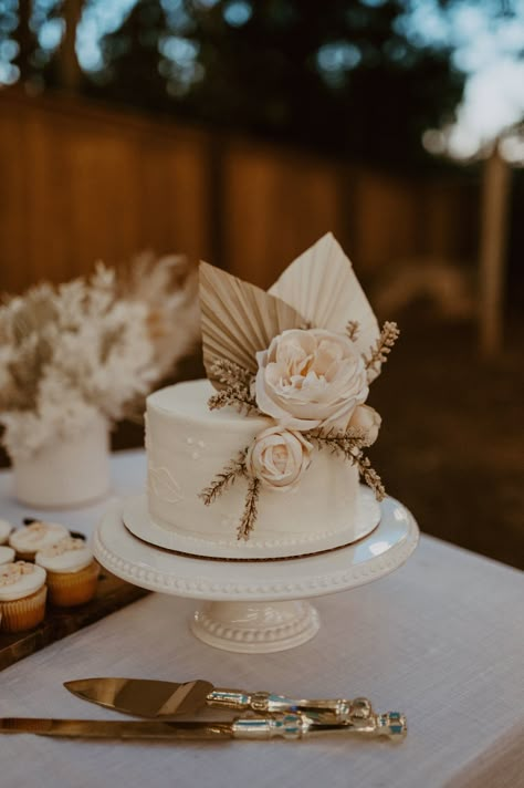 Pampas Wedding Cake, Boho Wedding Cake Table, Boho Wedding Dessert Table, Boho Dessert Table, Neutral Wedding Cake, Bohemian Cake, Bohemian Wedding Cake, Boho Backyard Wedding, Dried Wedding Flowers