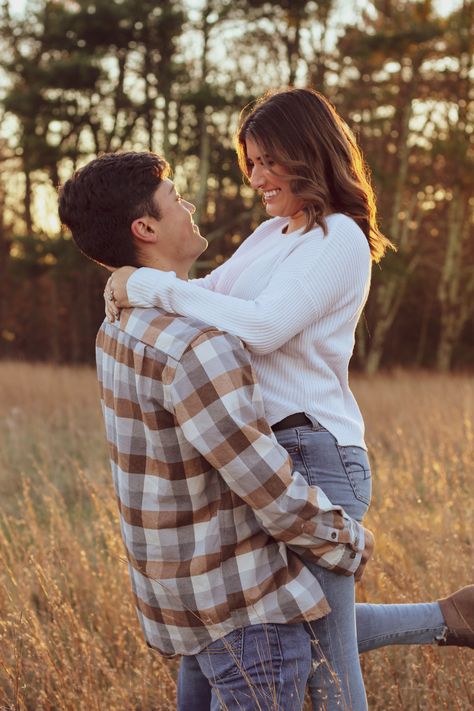 Fall Pictures With Boyfriend, Engagement Couple Pictures, Engagement Couple Photoshoot, Cute Picture Poses, Anniversary Picture Ideas, Photos With Him, Pictures With Boyfriend, Girlfriend Photos, Couples Picture Ideas