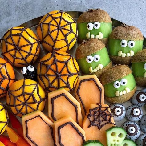 Sine Siemkowicz on Instagram: "What Ghosts Around, Comes Around👻 Here we’ve got Carrot Fingers, Blackberry Bats, Cucumber Skulls, Dragonfruit Eyes, Kiwi Monsters, Cantaloupe Coffins and Clementine Spiderwebs. You can find all the instructions for this post on my website. Just search by the title above and it’ll come up😀 #halloweenfood #halloweeninspo #fruitplatter #platters #eathealthy" Cucumber Skulls, Halloween Inspo, Halloween Food, Fruit Platter, October 7, Dragon Fruit, Food Styling, Fall Halloween, Party Food