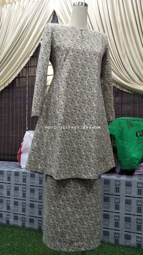 Malaysian Dress, Baju Kurung Moden Style, Kurung Pahang, Baju Kurung Moden, Kebaya Dress, Kurung Moden, Sewing Clothes Women, Satin Dress Long, Muslim Fashion Dress