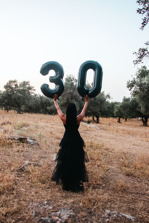 Rip 20s Photoshoot, 30th Birthday Photoshoot Outdoors, Black 30th Birthday Photoshoot, 30 Photoshoot, Rip 20s, Hello 30, 20s Party, Simple Birthday Decorations, 30th Bday