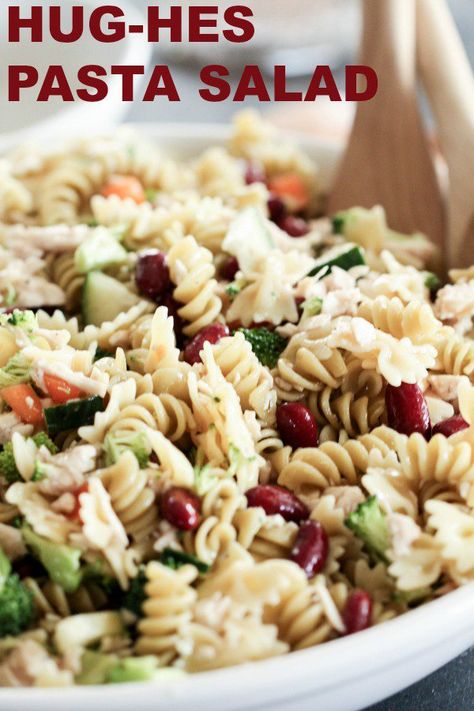 Copycat Hug-Hes Chicken Pasta Salad | Six Sisters' Stuff This Copycat Hug-Hes Chicken Pasta Salad, is the BEST pasta salad you will ever try. It is so simple to make, inexpensive, and tastes delicious. It's the perfect, light spring or summer dish. #pastasalad #copycat Cafe Pasta, Cold Pasta Dishes, Chicken Pasta Salad Recipes, Garlic Parmesan Chicken Wings, Bean Pasta, Six Sisters Stuff, Best Pasta Salad, Pasta Carbonara, Cold Pasta