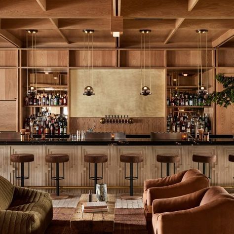 New York studio Post Company has designed warm, wood-filled interiors for a boutique hotel in Aspen, Colorado, which offers a pared-back take on the Arts and Crafts style. New York Boutique Hotel, Bar Back Wall Design, Bar Interior Design Home, Country Club Interior Design, Speakeasy Bar Design, Modern Traditional Interior Design, Rustic Hotel, Back Bar Design, Mountain Bar