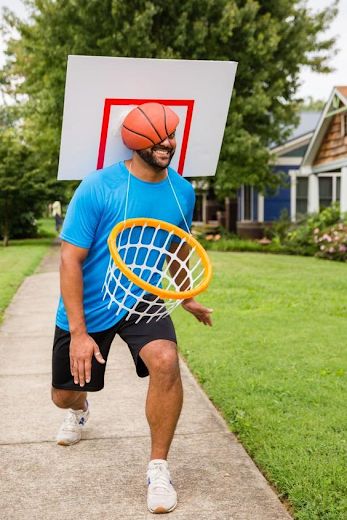 21 Creative DIY Halloween Costume Ideas | 320 * Sycamore Diy Basketball Costume, Funny Boy Halloween Costumes, Boys Costume Ideas, Inexpensive Diy Halloween Costumes, Game Halloween Costumes, Homemade Costume Ideas, Creative Costume Ideas, Karneval Diy, Halloween Costumes Pictures