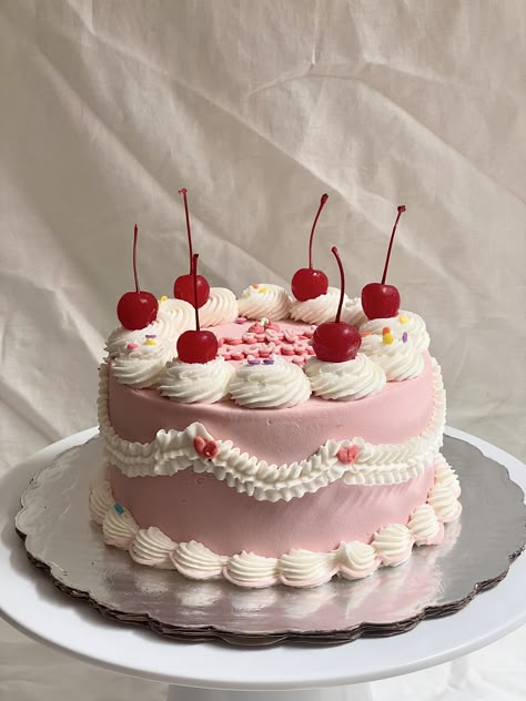 Vintage Cake Cherries, Pink Cherry Cake, Circle Vintage Cake, Circle Cake Designs, Birthday Cake With Cherries, Cherry Cake Design, Vintage Round Cake, Cherry Birthday Cake, 50s Cake