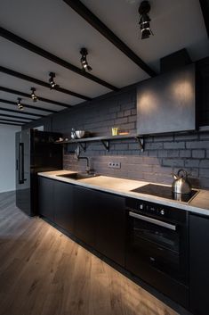 Modern Kitchen Room, Koti Diy, Black Kitchen Cabinets, Modern Kitchen Interiors, Kitchen Interior Design Modern, Kitchen Room Design, Farmhouse Style Kitchen, Modern Farmhouse Kitchens, Black Kitchens