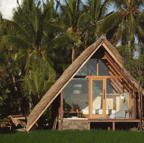 Bamboo House Design Small Spaces, Small Bamboo House, Bamboo Cabin, Small Tropical House, Bamboo Cottage, Cozy Cabin Aesthetic, Bali Hut, Small Modern Cabin, Cabana Design