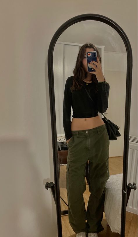 Black Top Cargo Pants, How To Style Green Crop Top, Cargo And Crop Top Outfit, Green Cargo And Black Top, Fit Inspo Black Cargo Pants, Cargo Pants Top Outfit, Dark Green Baggy Pants Outfit, Green Cargos Black Top, Black And Army Green Outfit