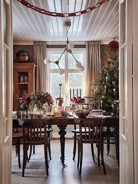 Nordic Christmas Scandinavian Style, Swedish Dining Room, Swedish Christmas Decorations, Christmas Scandinavian Style, Swedish Home, Swedish Cottage, Swedish Decor, Scandinavian Christmas Decorations, Dinner Room