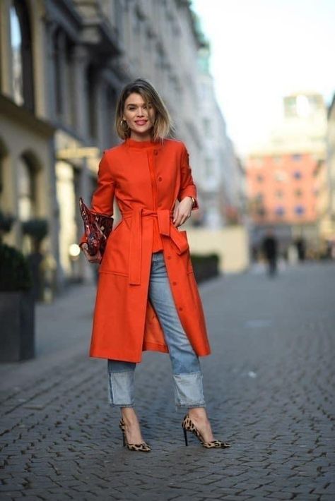 Outfit Con Jeans, Streetwear Fashion Aesthetic, Street Wear Fashion, Outfits Con Jeans, Orange Coat, Moda Chic, Elegante Casual, Boho Chic Outfits, Fashion Mistakes