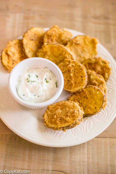 Mojo Potatoes are potato slices that are battered and fried until crispy on the outside and soft on the inside. Click to get the easy Shakeys copycat recipe. Enjoy Mojo potatoes with dipping sauce for a tasty appetizer. #potatorecipes #potatoes #appetizerideas #copycat #copycatrecipes Ranch Sour Cream, Mojo Potatoes, Salt Potatoes, Deep Fried Potatoes, Celery Salt, Potato Slices, Copykat Recipes, Crispy Potatoes, Sliced Potatoes