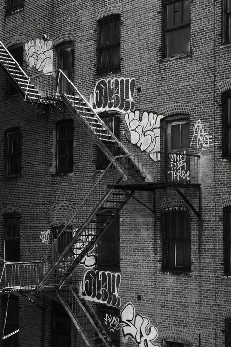 Wall Street Skateboard Aesthetic, Skateboard Photography, New York Graffiti, Hip Hop Art, Streetwear Summer, Edgy Wallpaper, Foto Art, Black And White Aesthetic, Street Art Graffiti