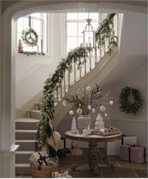 Stairway Decor Ideas, Christmas Hallway, Staircase Decor Ideas, Christmas Staircase Decor, Stairs Renovation, Christmas Stairs, Stairway Decorating, Christmas Decor Trends, Christmas Staircase