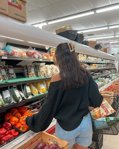 Skylar Waterman on Instagram: "grocery store run to start off the new week 🙃🍓🥝" Grocery Run Outfit, Grocery Store Outfit, Vintage American Grocery Stores Photography, Healthy Grocery List, Manifestation Board, Nutrition Health, Sports Nutrition, New Week, Outfits Ideas