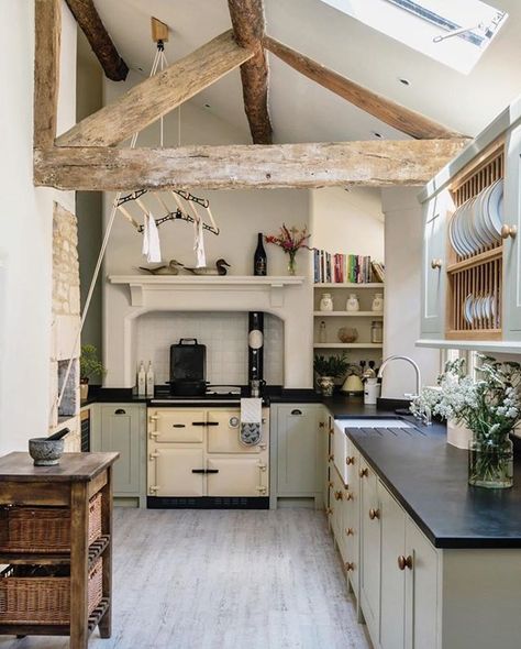 Happy Sunday . 📷 This charming country kitchen in a beautiful market town in the Cotswolds was designed by @suttonhouseinteriors Dapur Rustic, Sutton House, Timeless Kitchen, Cottage Kitchens, Cottage Interiors, Rustic Cottage, Cottage Kitchen, Wood Beams, Counter Tops