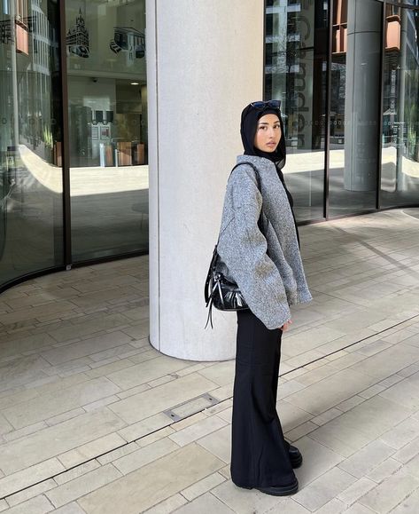 Modest fashion Comfy Hijabi Fits, Hijabi Outfit Aesthetic, Hijabi Suit Outfits, Hijabi Jeans Outfit, Hijabi Essentials, Hijabi University Outfits, Modest Outfits Muslim Casual, Grey Hijab Outfit, Outfits For Short Girls