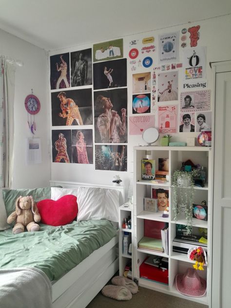 #fangirling #harrystyles #taylorswift Bedroom Inspo Taylor Swift, Fangirl Bedroom Ideas, Fangirl Room Ideas, Fangirl Bedroom Aesthetic, Harry Styles Inspired Room Decor, Fangirl Room Aesthetic, Harry Coded Bedroom, Girl Bedrooms Aesthetic, Harry Styles Bedroom