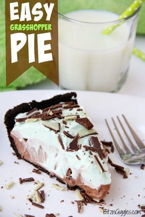 Easy Grasshopper Pie - This no bake pie is creamy with hints of chocolate and mint. Great for Christmas, St. Patrick's Day or any time of year, really! Andes Mint Pie Recipe, Grasshopper Pie Recipe, Mint Pie, Oreo Torte, Grasshopper Pie, Andes Mint, Oreo Crust, Oreo Dessert, Pudding Desserts