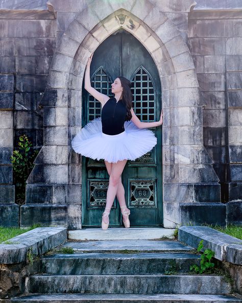 Outdoor ballet dance photography, white tutu, black leo, Bloch leo, unique door, cool door, ballet Ballet Photoshoot Poses, Pointe Photoshoot, Outdoor Ballet Photography, Outdoor Dance Photography, Ballet Senior Pictures, Dance Senior Pictures, Senior Picture Photography, Ballet Photoshoot, Dance Pic