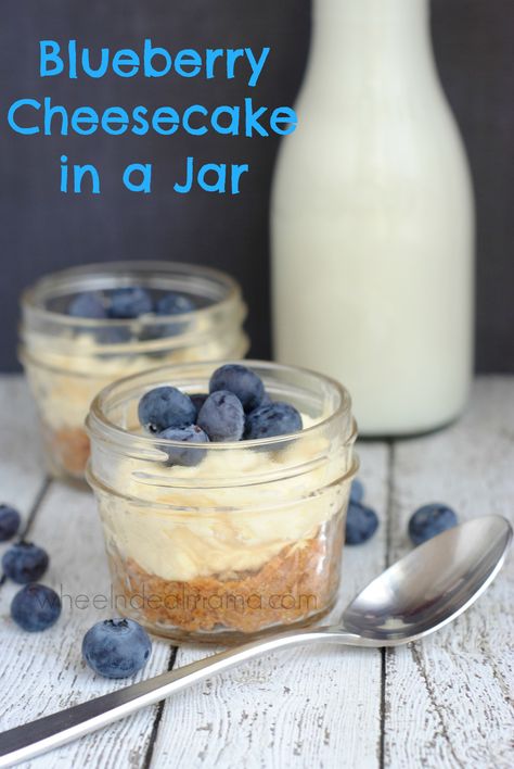 Blueberry Cheesecake in a Jar Mason Jar Desserts Recipes, Mason Jar Desserts, Cheesecake In A Jar, Cake In A Jar, Dessert In A Jar, Mason Jar Meals, Blueberry Cheesecake, Meals In A Jar, Almond Recipes