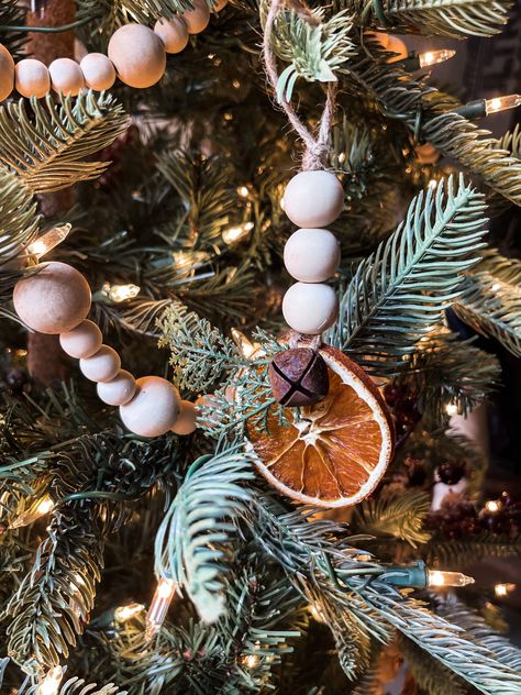 Orange Slice Ornaments, Diy Tree Ornaments, Orange Ornaments, Fruit Crafts, How To Make Orange, Diy Christmas Tree Topper, Orange Christmas, Orange Slice, Dried Oranges