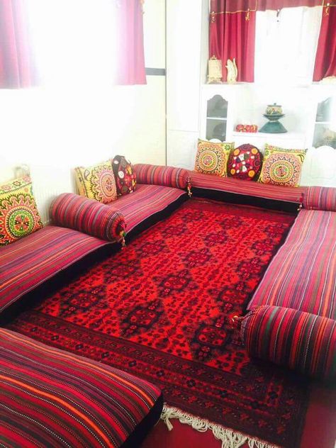 Afghan decorecion Afghani Sitting Room, Indian Bethak Room, Arabian Floor Seating, Floor Sofas Ideas Living Room, Afghan Home Decor, Afghan Interior Design, Afghan Living Room, Pakistani Home Decor, Afghan House