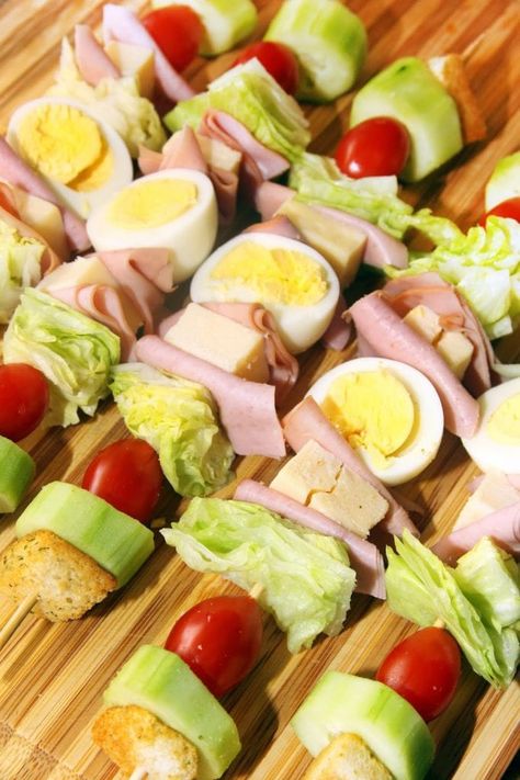 Chef Salad On A Stick, Salad Kebabs Skewers, Taco On A Stick, Salad On A Stick Appetizers, Charcuterie On A Stick, Appetizers On A Stick, Salad Sticks, Salad Kabobs, Meat On A Stick