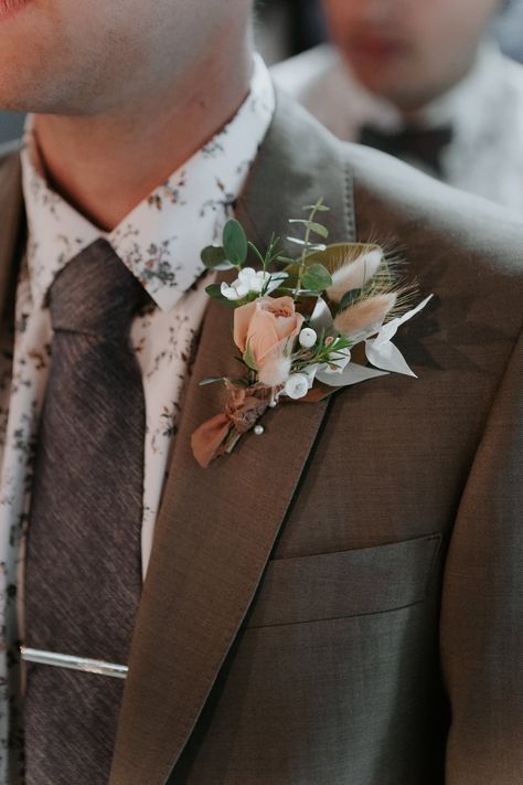 Bunny Tail Boutonniere, Toffee Rose Boutonniere, Groom Floral Shirt, Groomsmen Floral Shirt, Groom Brown Suit, Brown Boutonniere, Boutonniere Styles, Brown Groomsmen Suits, Brown Groom Suit