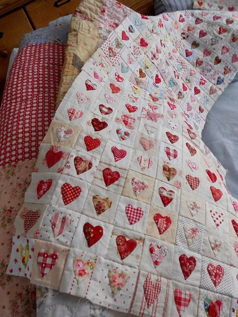 Supergoof Quilts Cute Quilt Patterns, Quilting Projects Ideas, Heart Quilts, Patchwork Inspiration, Heart Quilt Pattern, Cute Quilts, Cozy Quilts, Applique Quilting, Quilt Baby