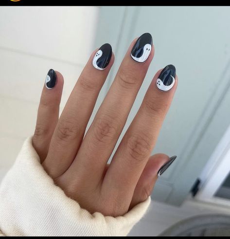 Black Ghost Nails, White Ghost Nails, Nail Ideas Halloween, Black Chrome Nails, Ghost Nails, Black Halloween Nails, Black Ghost, Retro Nails, Cute Halloween Nails