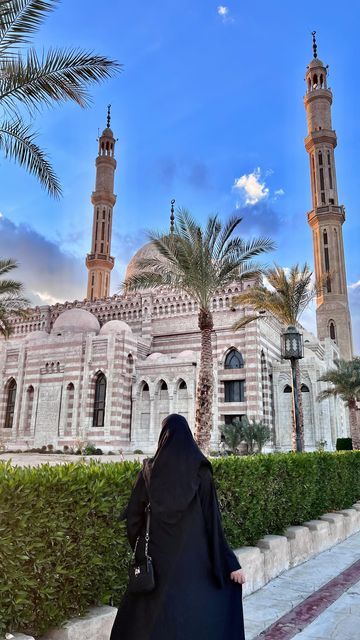 RUBBIA | Solo & Budget travel 🗺 on Instagram: "Watch the sunset over the beautiful Mustafa Masjid located in Sharm Al sheikh, Egypt. It has Ottoman and Mamluk influences regarding its architecture. 🕌 It’s a must visit when in Sharm Al Sheikh! #sharmelsheikh #egypt #masjid #mosque #islam #solotravel #womentravel" Sharm El Sheikh, Budget Travel, Solo Travel, Black Backgrounds, Egypt, Budgeting, Ottoman, Architecture, Travel