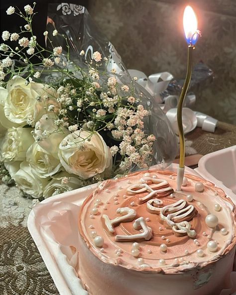 B Day Cake Ideas, Hello 17 Birthday, Hello 17, Bday Background, Birthday Setup, Arabic Jewelry, Bento Cake, Mini Gift, 17th Birthday