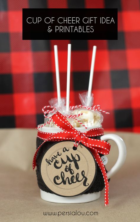 Gift Idea and Free Printable - so cute! Hot chocolate on a stick in a mug with "cup of cheer" printable Christmas Kindness, Chocolate Melts, Cup Of Cheer, Diy Hot Chocolate, Hamper Ideas, Christmas Food Treats, Hot Chocolate Gifts, Hot Chocolate Gift, Christmas Neighbor