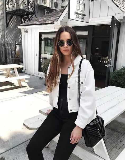 Picture of a black top, skinnies, a black bag and a white denim cropped jacket for a contrasting look White Denim Jacket Outfit, White Jacket Outfit, Jean Jacket Outfits, Denim Jacket Outfit, White Jean Jacket, White Denim Jacket, Outfit Trends, White Jacket, Looks Style