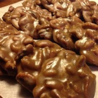 Easy Pralines Recipe, Easy Pralines, Microwave Pralines Recipe, Praline Recipes, Microwave Pralines, Pecan Bark, Cooking Microwave, Pralines Recipe, Pecan Candy