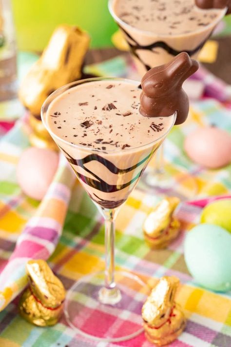 This Easter Bunny Martini has a chocolate drizzled glass that's filled with a smooth, rich cocktail and garnished with a chocolate bunny! Ready to enjoy in 5 minutes or less! Sweet Drinks Recipes, Easter Adult, Easter Drink, Irish Cream Recipe, Homemade Irish Cream, Easter Cocktails, Layered Drinks, Chocolate Cocktails, Chocolate Easter Bunny