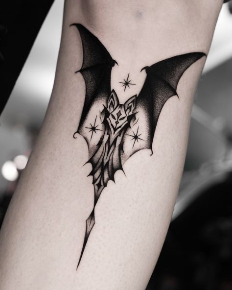 Bat 🦇 Little fun fact about bats: Bats are the only mammals that can truly fly. If you would like to book in mystical or fantasy themed tattoos, drop me an email euni.mon@hotmail.com I have available spaces to tattoo you in June 💌 . . . #bat #battattoo #animaltattoo #fantasyart #uktattoo #londontattoo #londontattooartist #londontattooart #londontattooshop #uktattooart #hearttattoo #pettattoo #uktattooartists Small Halloween Tattoos, Bats Tattoo Design, Simple Tats, Themed Tattoos, Flying Tattoo, Bat Tattoo, Guitar Tattoo, London Tattoo, Gothic Tattoo