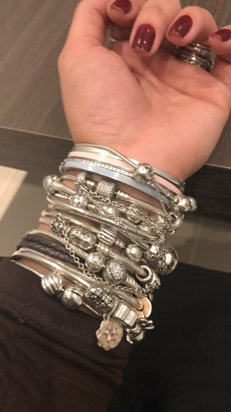 Omg this is amazing !!! Chunky Silver Jewellery, West Indian Bangles, Pandora Bracelet Designs, Pandora Jewelry Charms, Fan Jewelry, Red Girl, Arm Jewelry, Jewelry Fashion Trends, Jewelry Lookbook